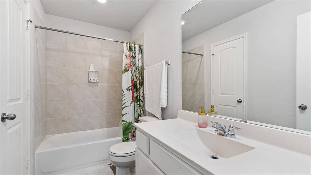 Upstairs full bathroom