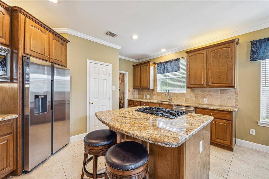 Chef's kitchen with gas cooktop and double ovens