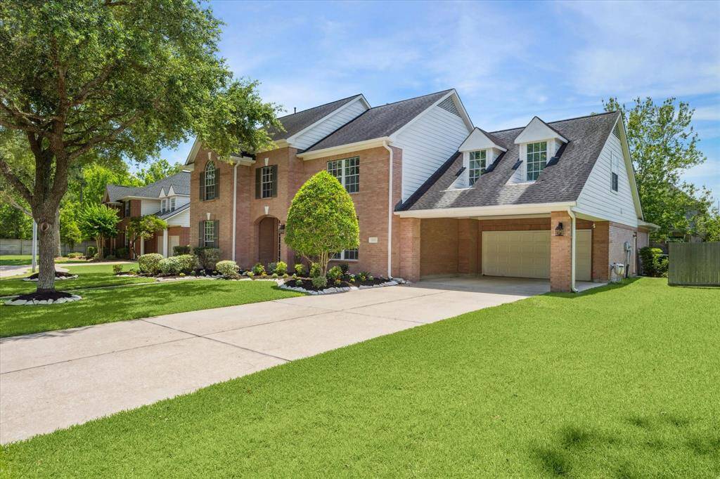 Plenty of parking space with this porte-cochere