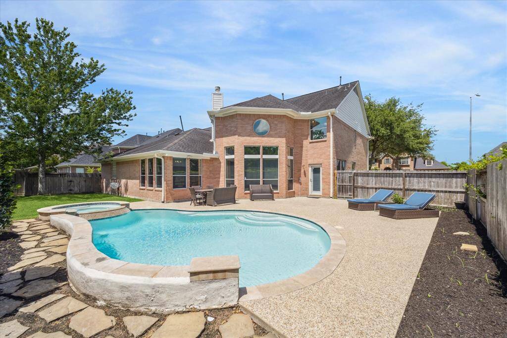The pool be heated for year around swimming!