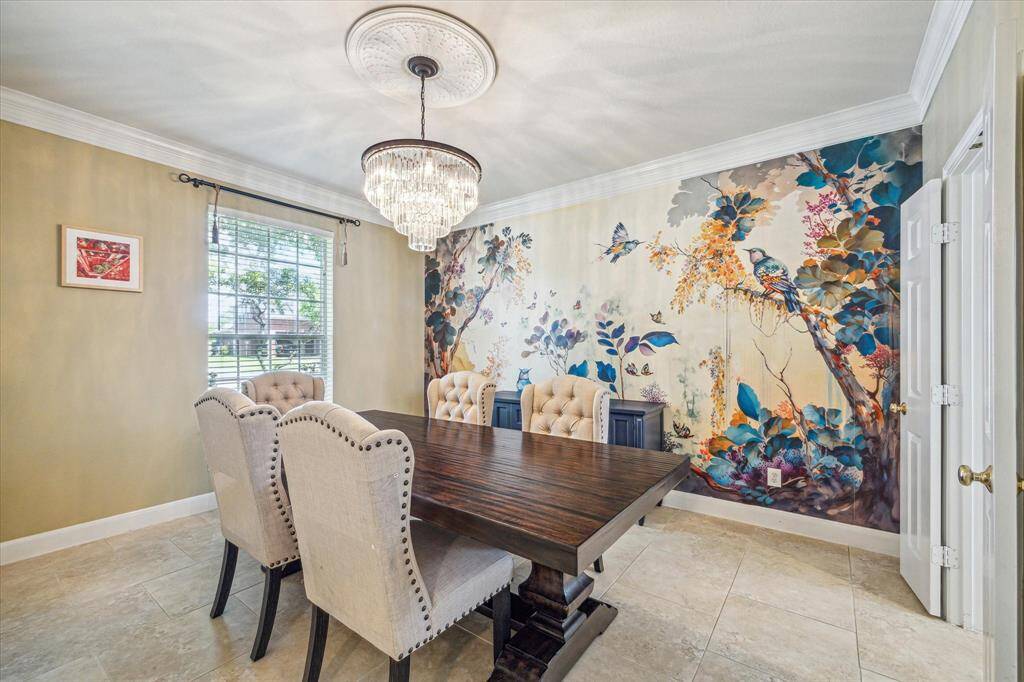 Isn't this dining room stunning with the designer accent wall!