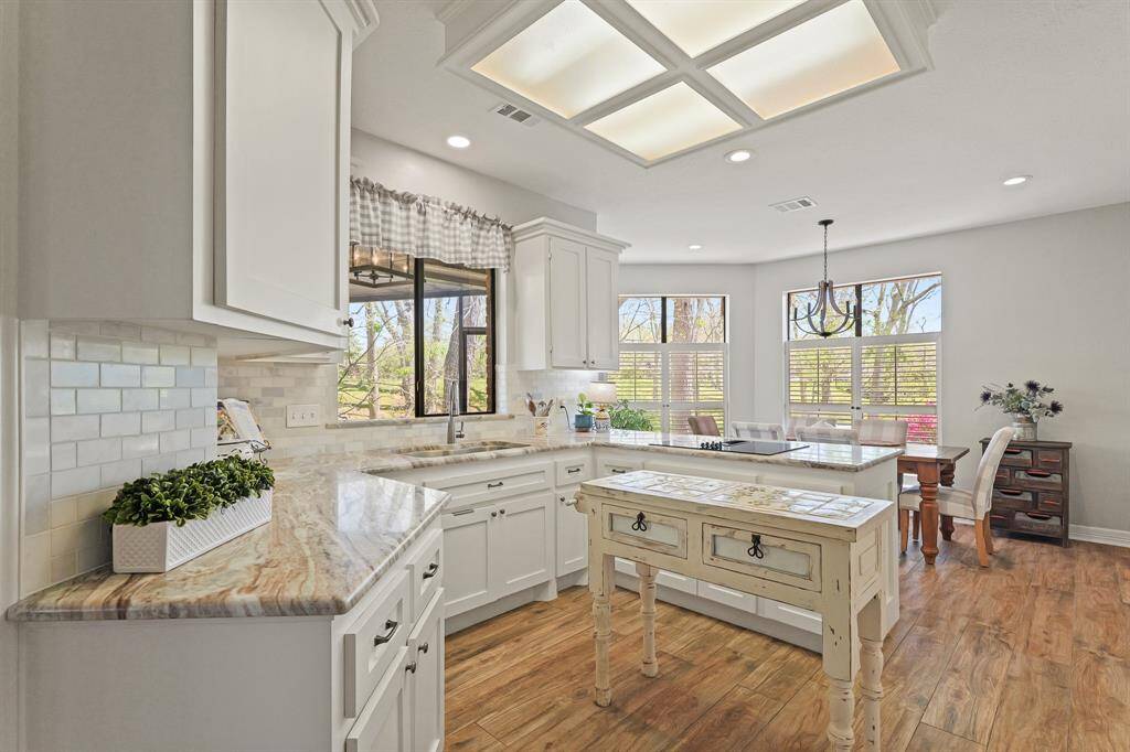 This picture-perfect Kitchen is oozing southern charm. In a Kitchen like this you just know the biscuits will be flakier, the cake will be taller, and the tea will be sweeter!