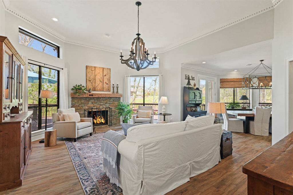 The main living space boasts a country modern interior design. By perfectly mixing rustic charm with contemporary chic finishes, the Living Room feels relaxed and natural.