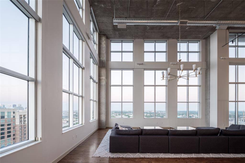 With its gorgeous floor-to-ceiling windows, exposed steel beams, and open-concept design, the space effortlessly blends urban edge with refined sophistication.