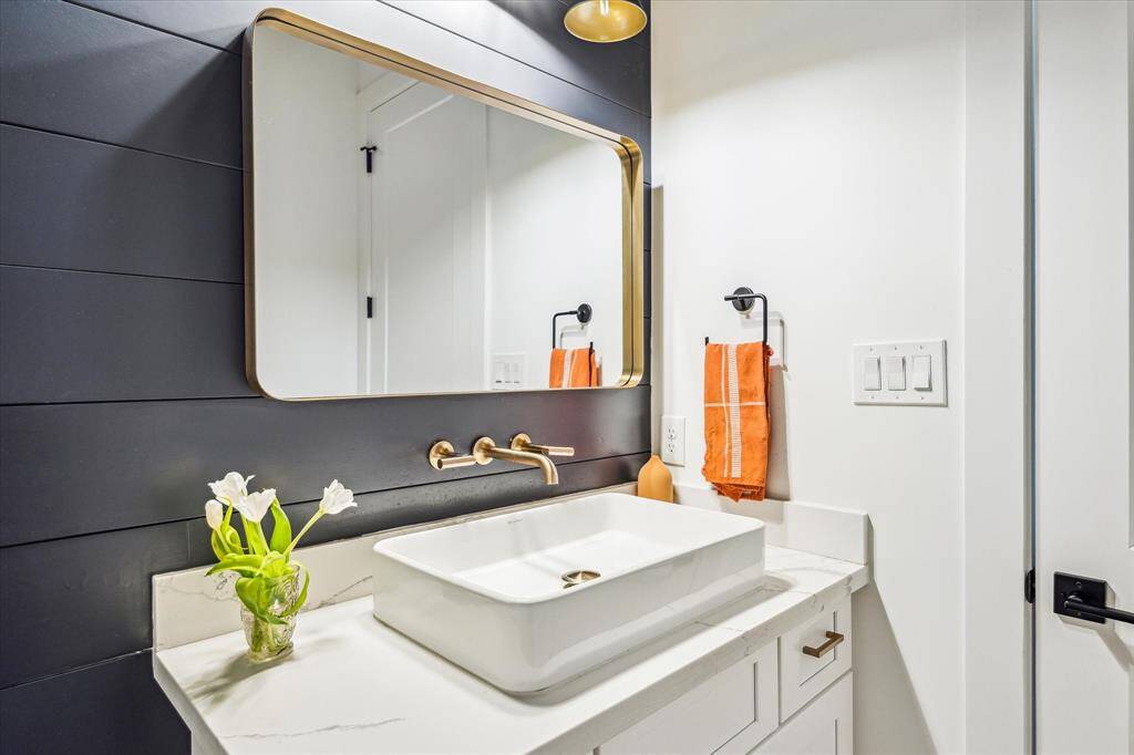 Lovely powder bath off the living room.