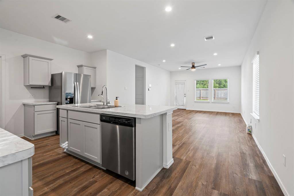 Contemporary kitchen with seamless layout