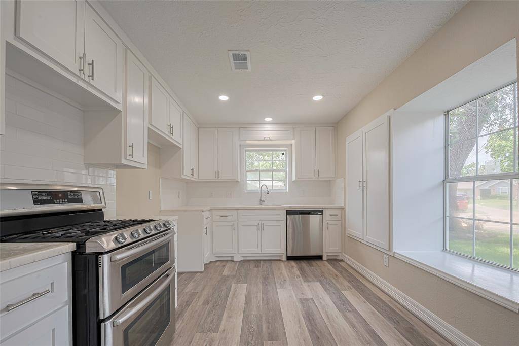 A bay window brings in the morning light, while recessed lighting ensures clarity well into the evening.