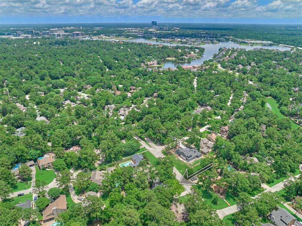 Close to Lake Woodlands, Market Street, The Woodlands Mall, and everything Town Center has to offer!