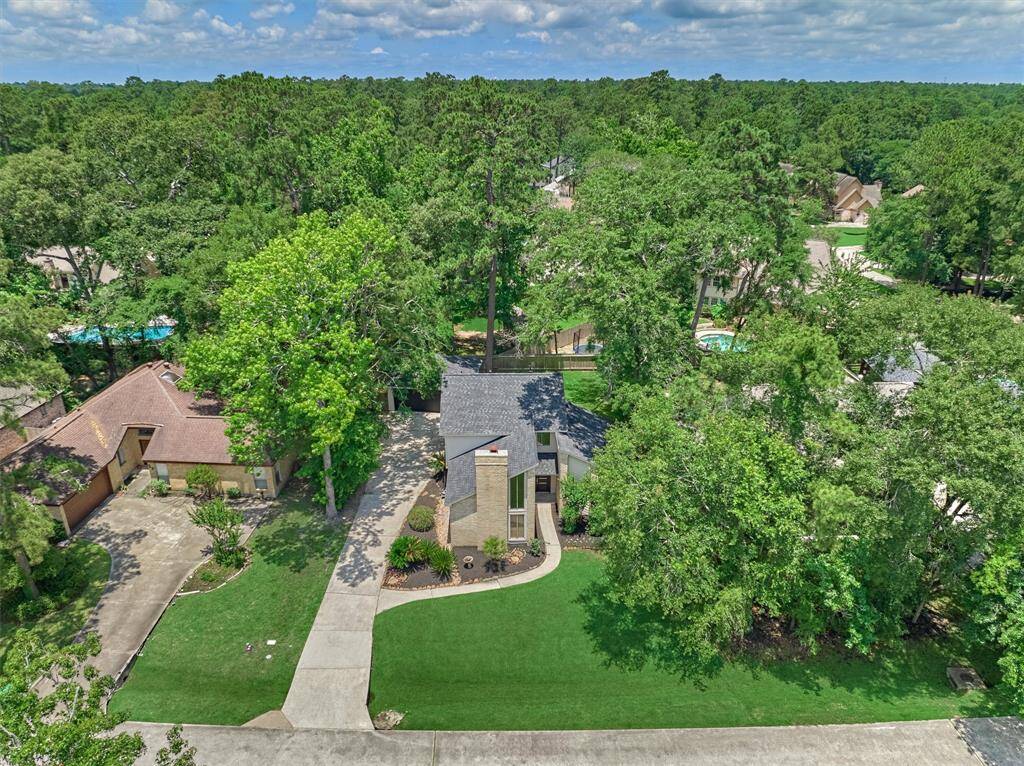 Wonderfully maintained home in the heart of The Woodlands with quick access to all major thoroughfares and local shopping, dining, and entertainment!