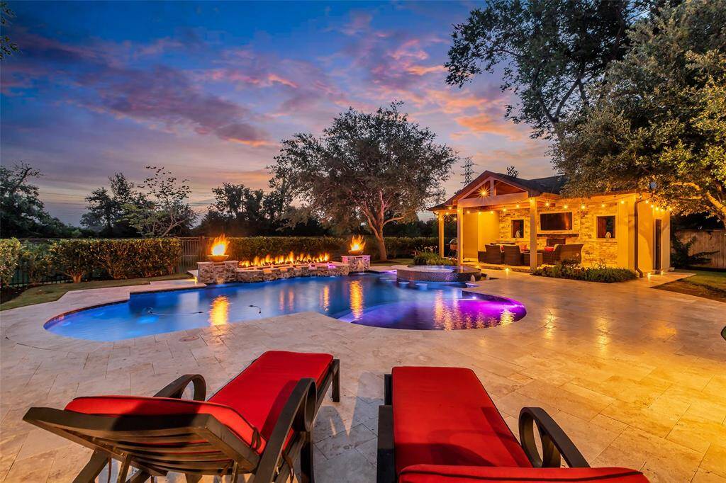 Evenings poolside are pure bliss.