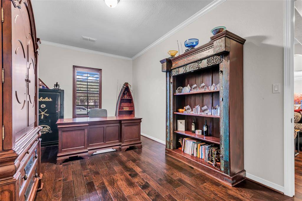 Currently being used as a home office, this space is adjacent to the guest room and can be a living room to create a true suite for long term guests or a small apartment in the home for elders or young adults. It is very flexible to meet your needs.