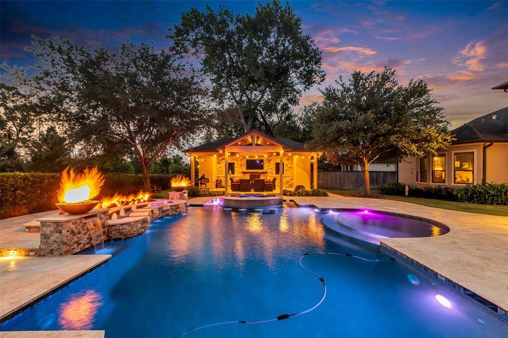The pool is very dramatic at night.
