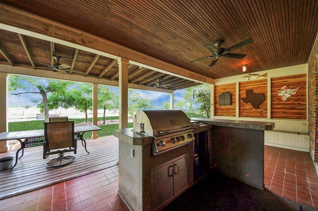 A built-in outdoor kitchen, sheltered from the sun, sets the scene for barbecues, backyard gatherings, and unforgettable summer parties.