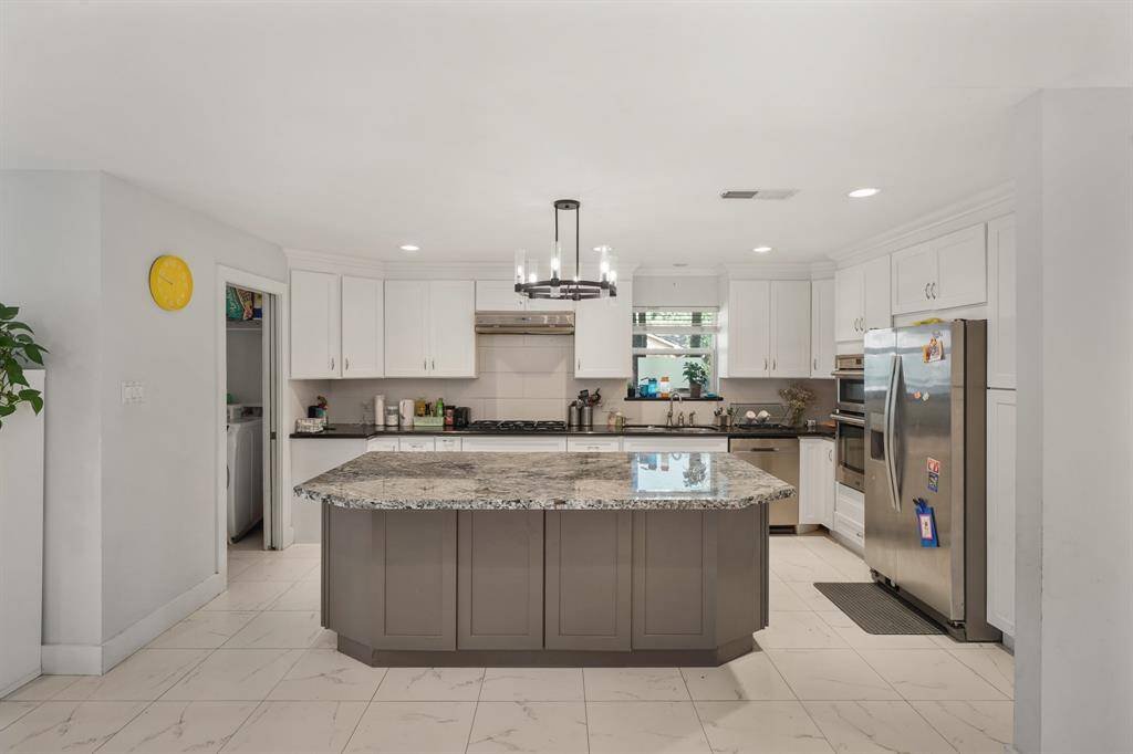 Open-concept kitchenn