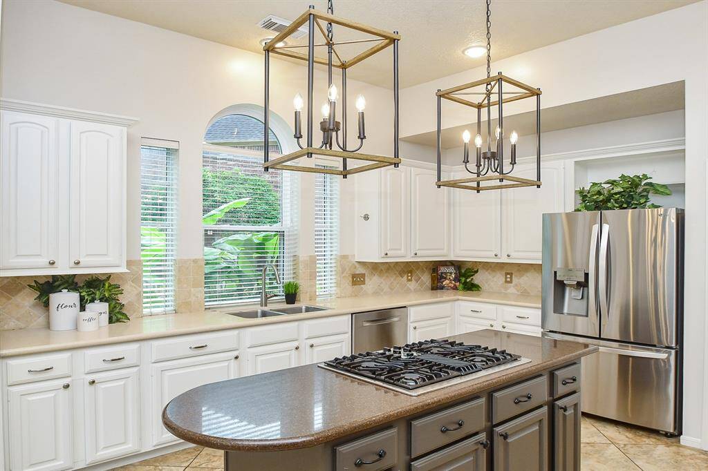 Gorgeous Island Kitchen with a Gas Stove and updated Fixtures!