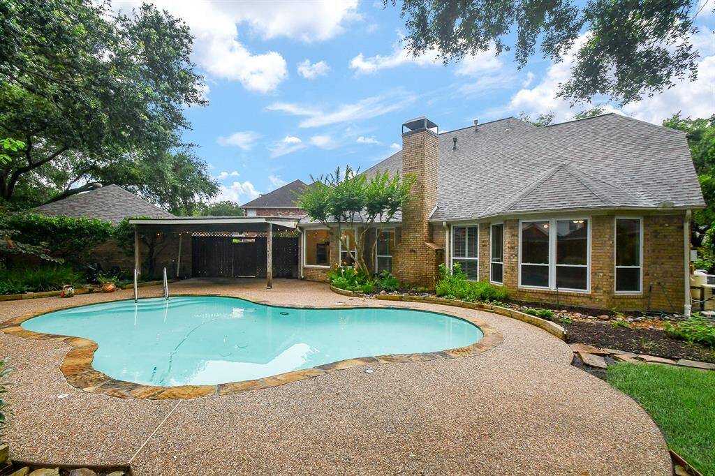 Beautifully maintained backyard with a pool and covered back patio!