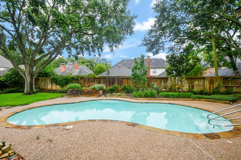 The Yard boasts a lot of greenery and color with the Lush Lanscaping!