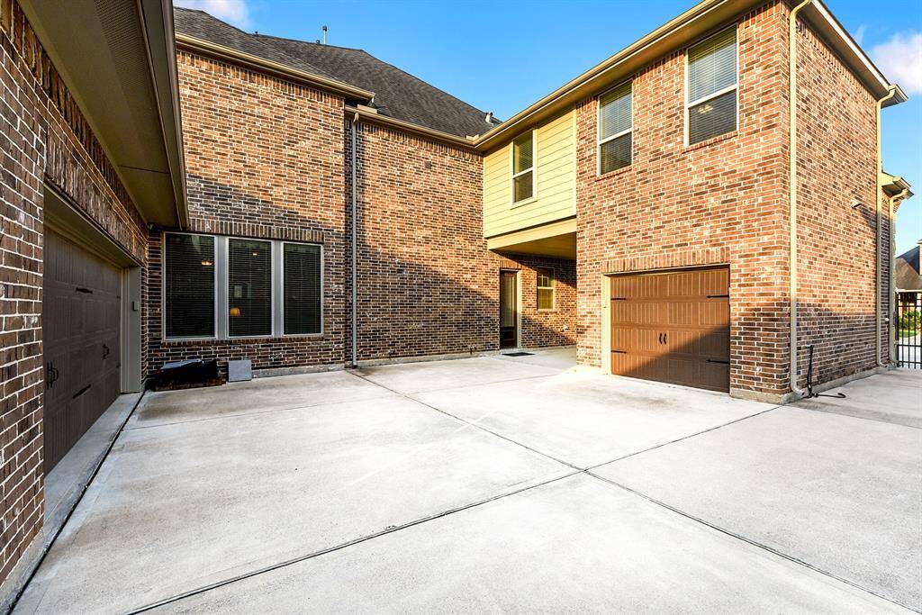 Driveway is arranged to make it easy to circle through.