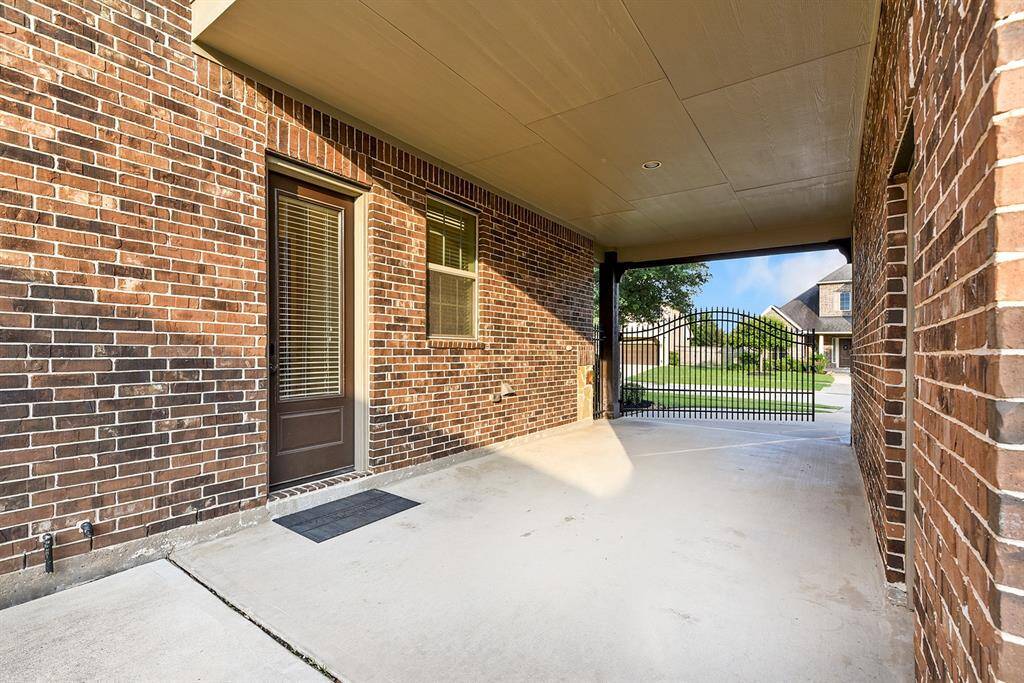 Porte cochere-can access the home or the one car garage from here.