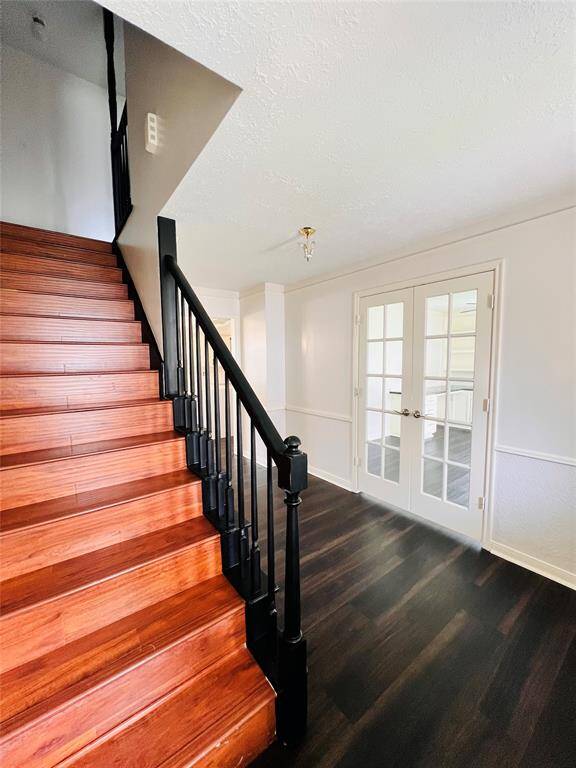 ENTRANCE/OFFICE