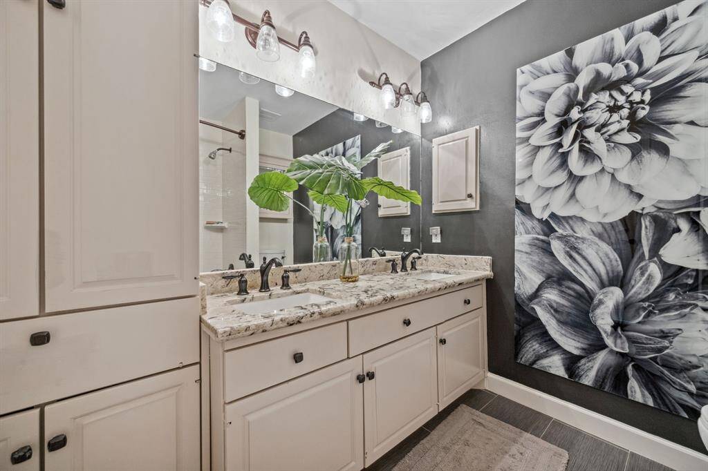 Secondary bathroom.