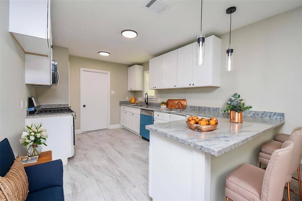 The breakfast bar allows extra seating perfect for quick meals.