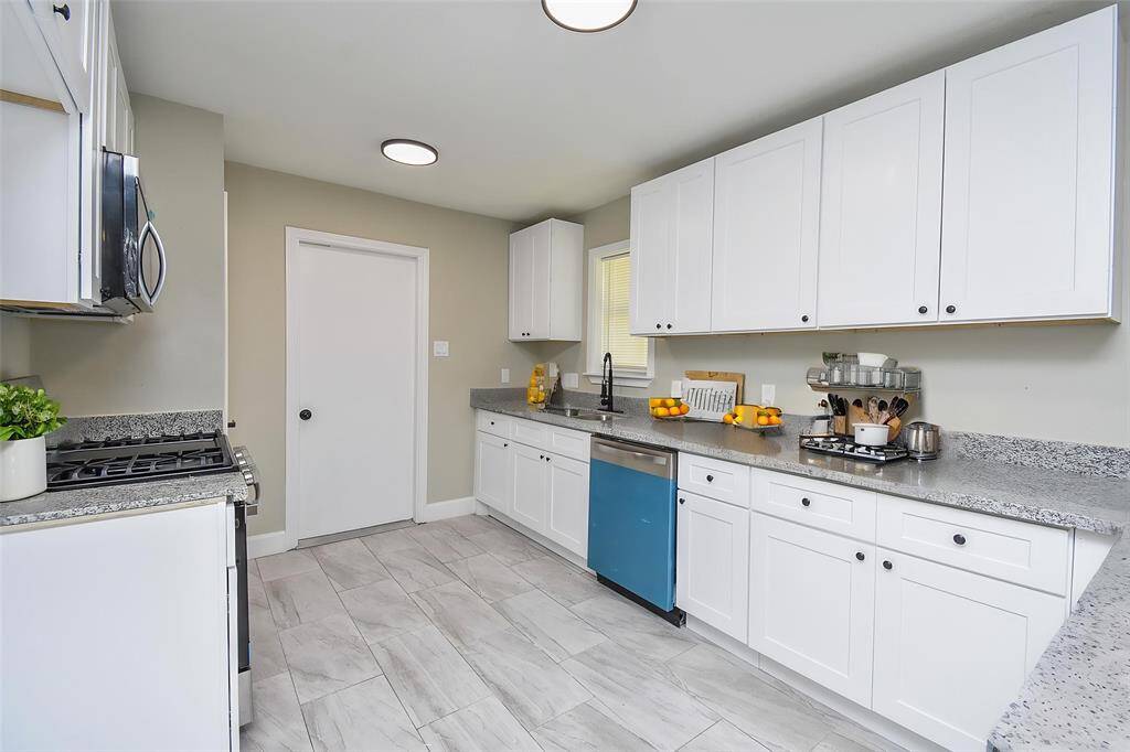 Notice the gorgeous flooring and the beautiful, spacious countertops.
