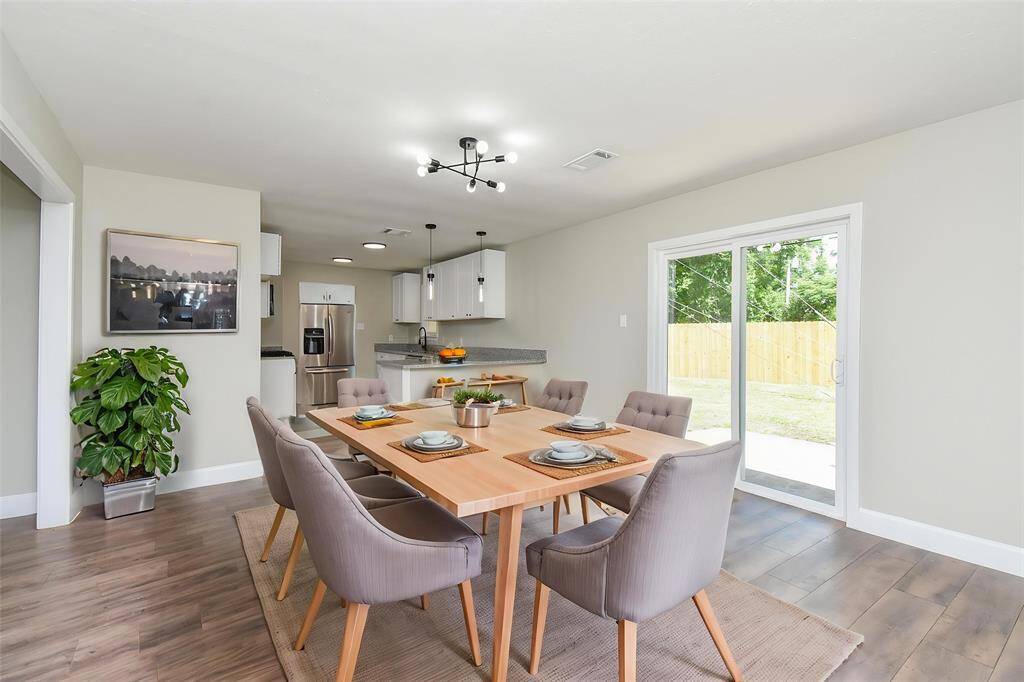 Discover this dining area.