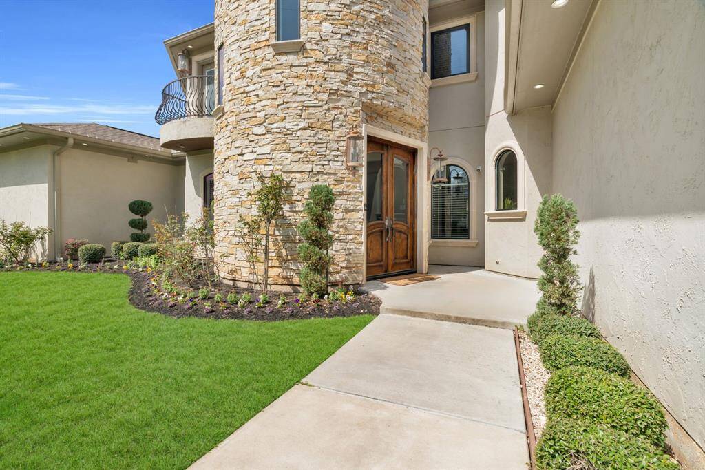 You will be greeted by the beautiful stone wrapped entry featuring double doors and a balcony overlooking your property! 5912 T St., Katy, TX 77493