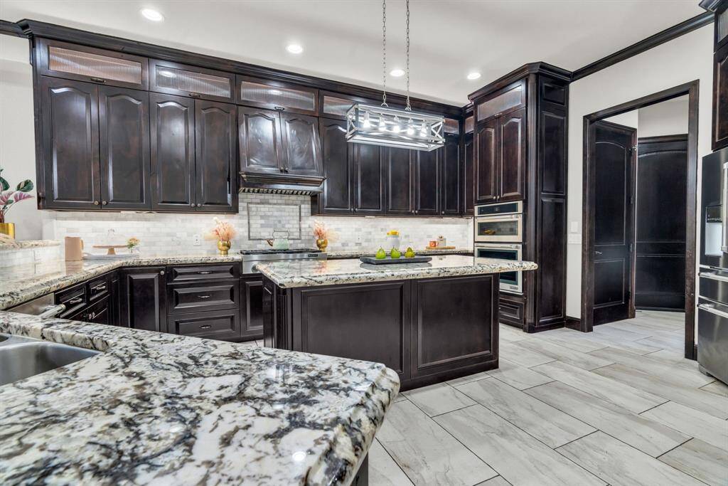 This Kitchen is Waiting for you to Prepare All of Your Meals! 5912 T St., Katy, TX  77493