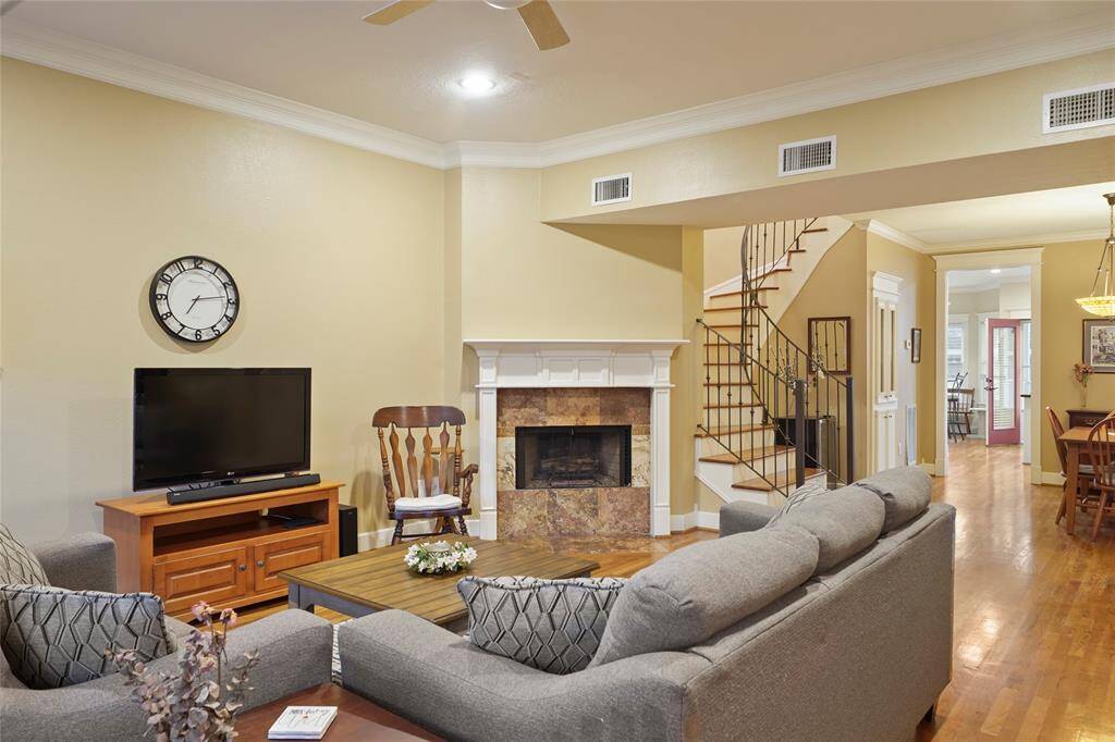 Living Room - view 4