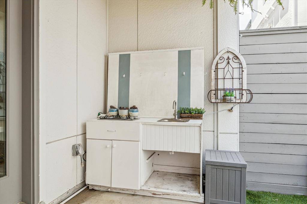 Outdoor kitchen just perfect to for enjoying all summer long!
