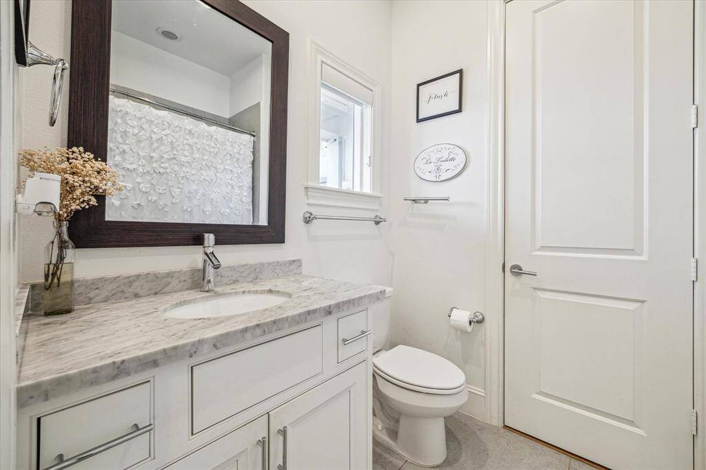 Full en-suite bath located on the third floor.