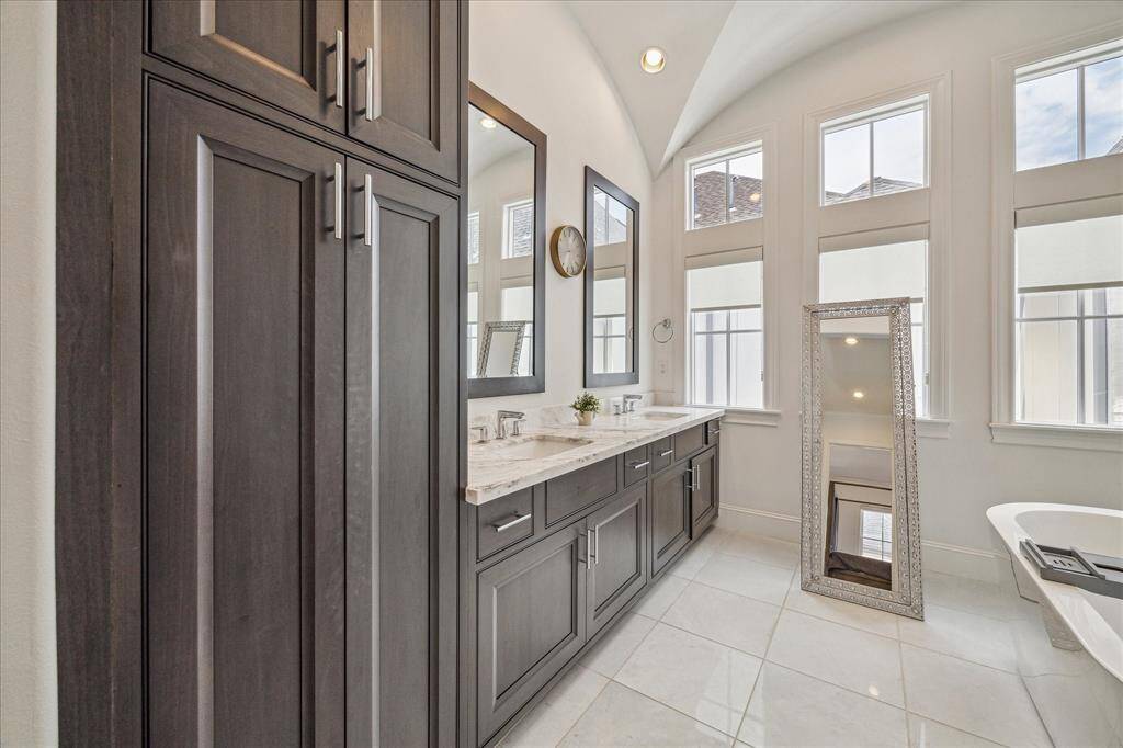 Primary bath with a stunning ceiling and loads of natural light!