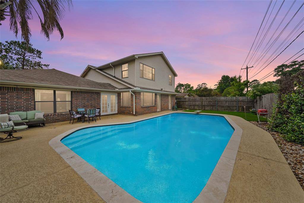 We are in LOVE with the backyard oasis in this home! It’s just perfect for entertaining.