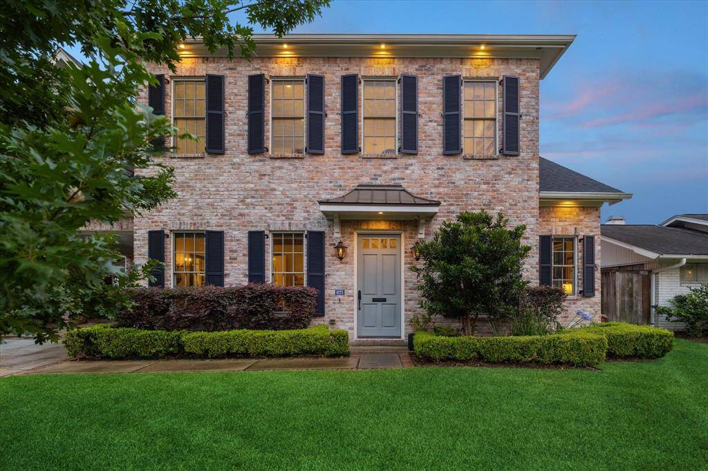 Welcome to 6225 Piping Rock – a stunning, custom-built traditional home nestled in the heart of Briargrove.