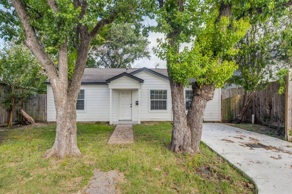 Cute Craftsman in the Heart of South Side Houston.  4 Bedroom 2 bath with private backyard.
