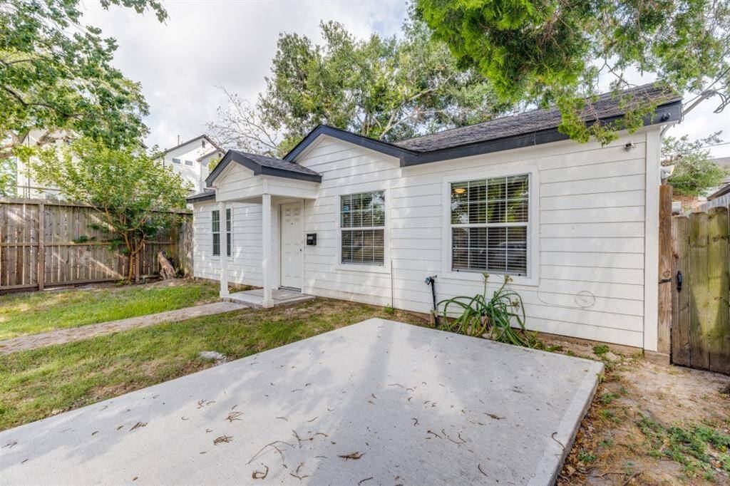 Cute Craftsman in the Heart of South Side Houston.  4 Bedroom 2 bath with private backyard.