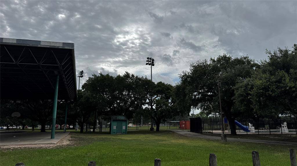 Walking Distance to George T Nelson Park with Basketball, Fields and Pool