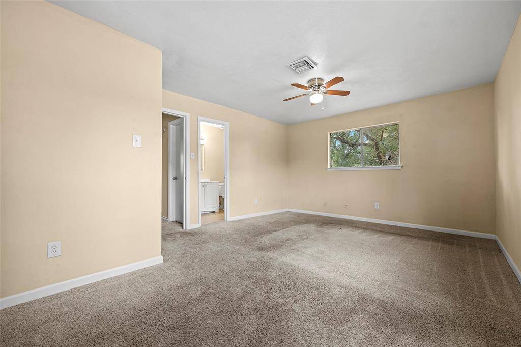 This bedroom has access to a private en-suite which makes it so convenient!