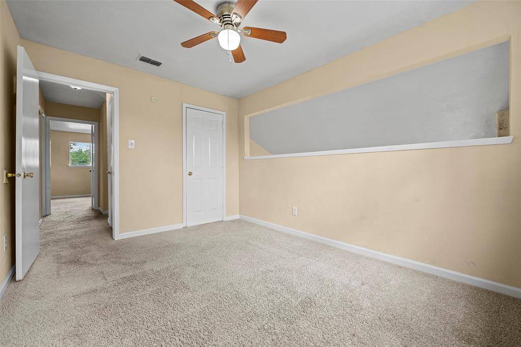 Amazing flex space with neutral carpet and paint ready to make it your own.