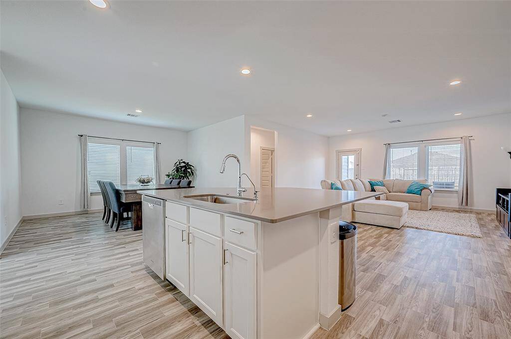 Its large island offers additionalworkspace and seating, while theopen layout flows effortlessly into thedining and living areas.