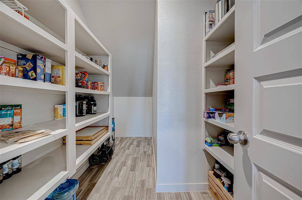 Step into the full-entry pantry withshelves that offer plenty of space tokeep your kitchen essentials neatlyarranged and within easy reach. Aperfect solution for streamlinedstorage.
