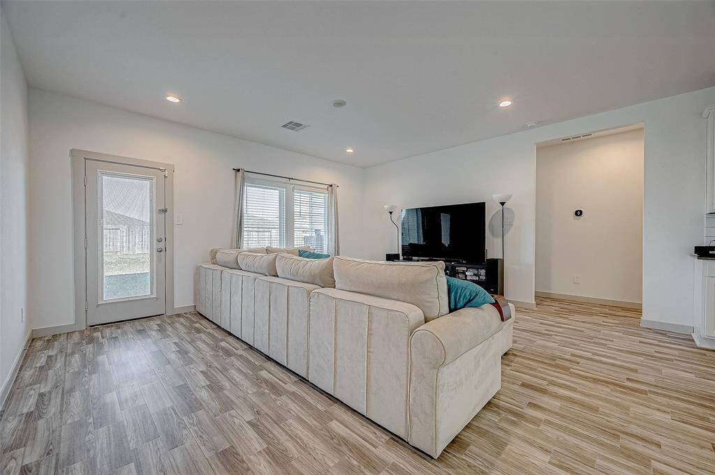 Large windows provide stunningviews of the outdoors. The glasspaneled door invites you to step outonto the patio and enjoy thesurrounding landscape.