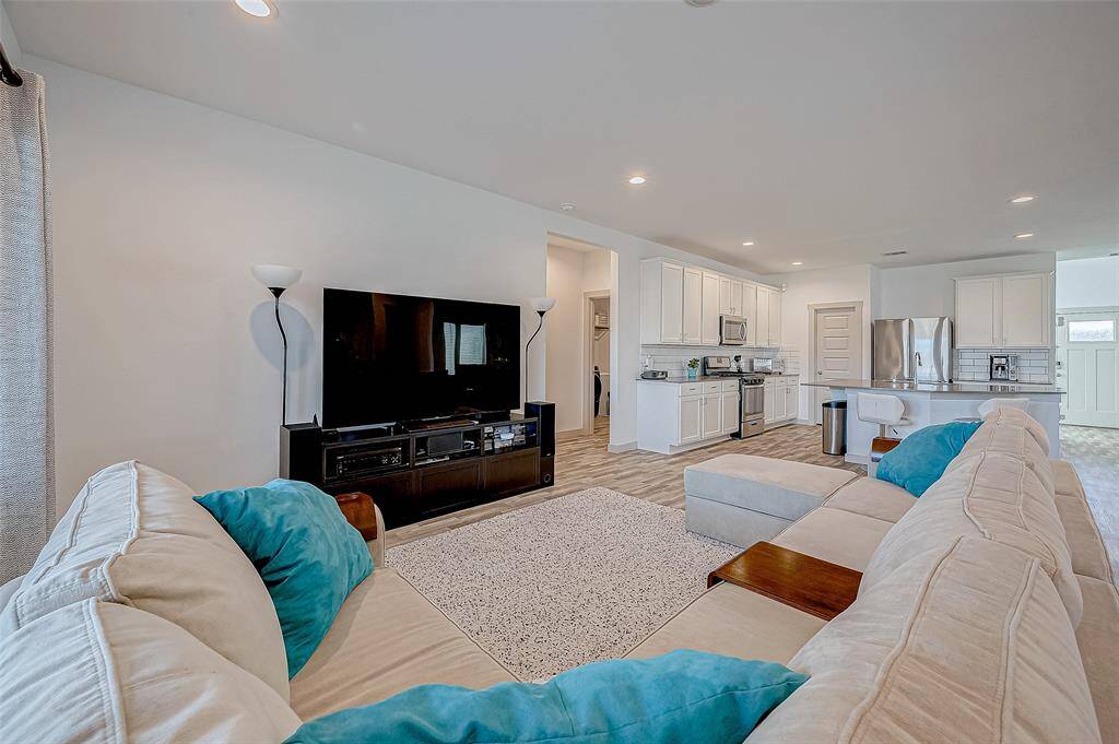 Just across from the kitchen, thespace is convenient for entertainingand interaction.