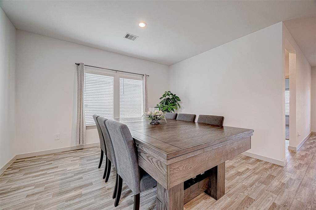 Designed with simplicity andelegance, the dining room featuresample space for both everydaymeals and gatherings.