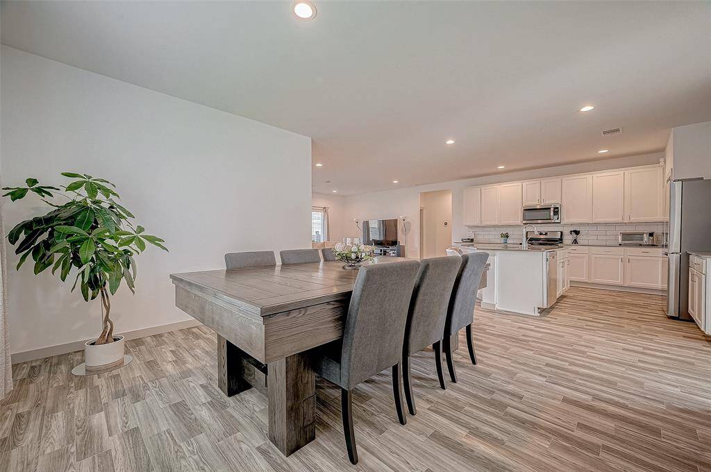 Its adjacency to the kitchen andliving room makes it a central hub forgatherings or quiet meals.