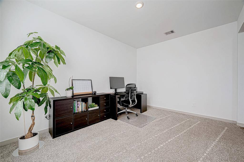 This flexible room offers a variety ofpossibilities. Its layout is ideal forwork, relaxation, or a private retreat. Room can be used as a 5th bedroom.