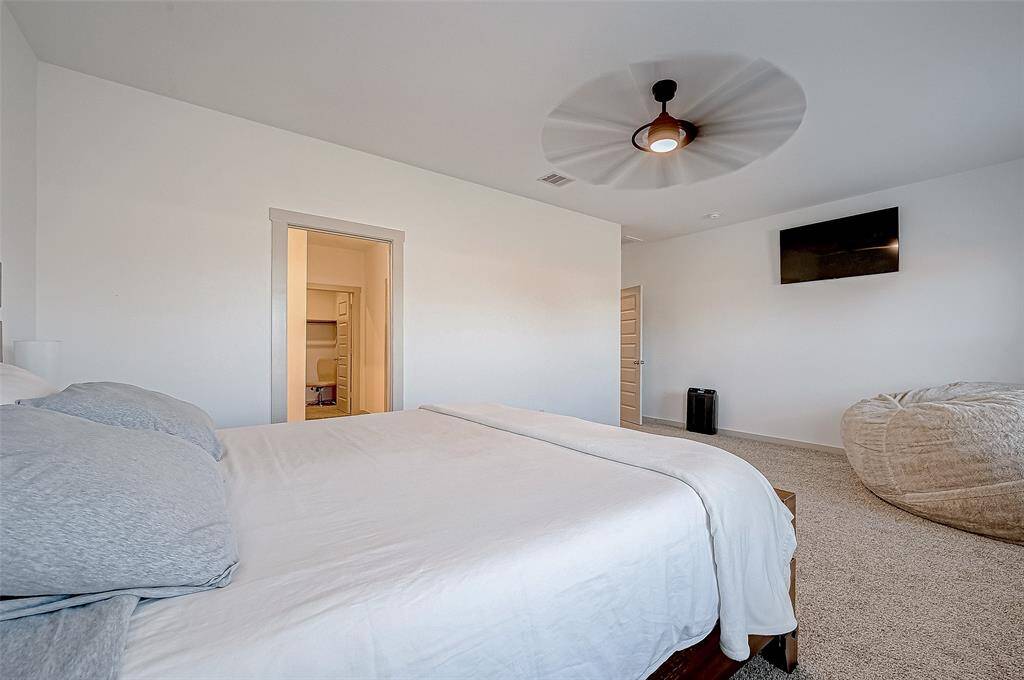 Plush carpeting and a ceiling fanenhance the comfort of this invitingspace, creating a cozy atmospherethat’s perfect for relaxation. Theneutral tones of the room provide aversatile backdrop for any décor.