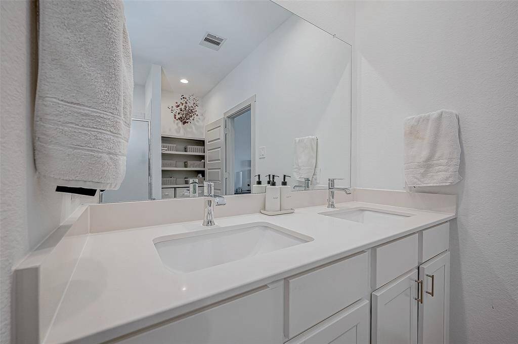The dual vanity looks even moreelegant as it complements thesophisticated design of the rest ofthe space.